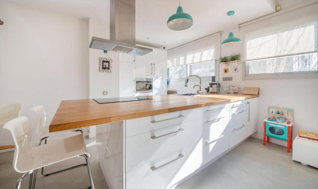 Magnificent Apartment Close To The Beach Sant Adria de Besos Exterior foto